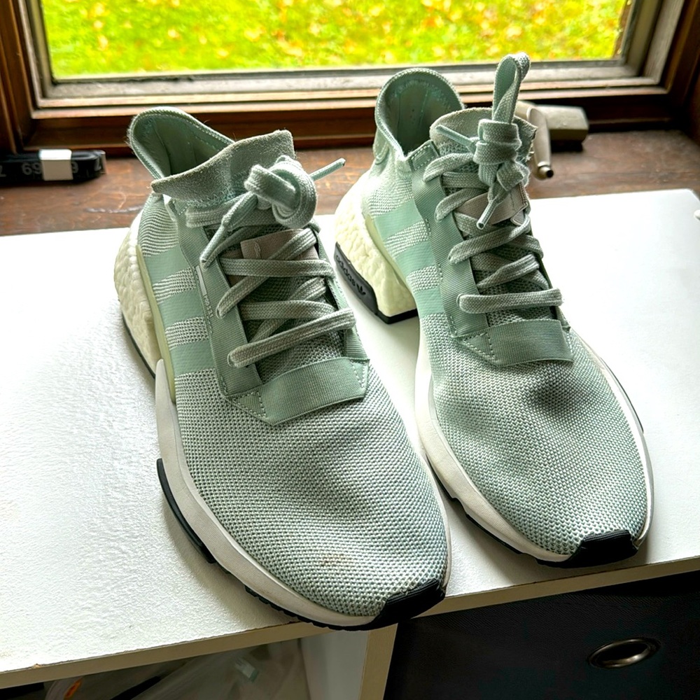 Men’s 9 / womens 11 brand new adidas sneakers